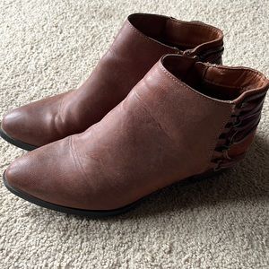 Zippers ankle boots